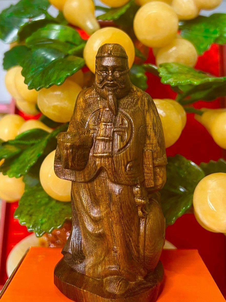Tượng ông quản gia bằng gỗ thơm