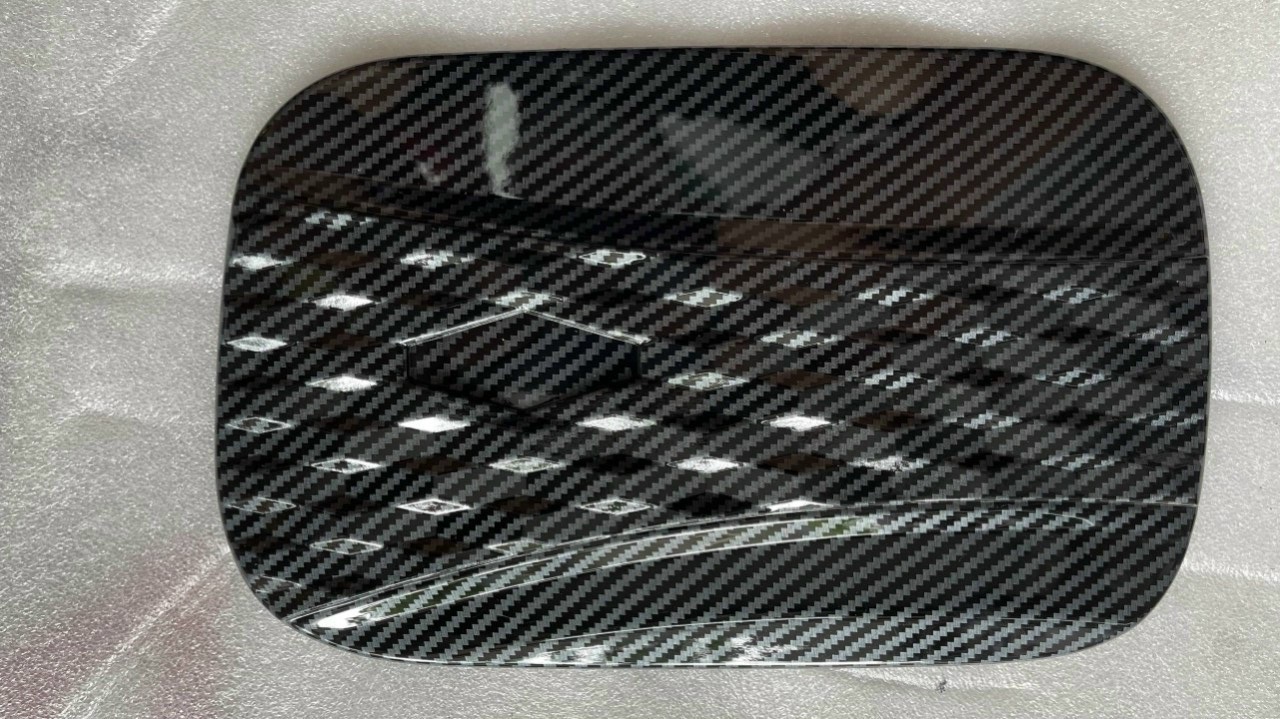 Ốp trang trí nắp bình xăng mạ vân Carbon xe Kia Carnival 2022