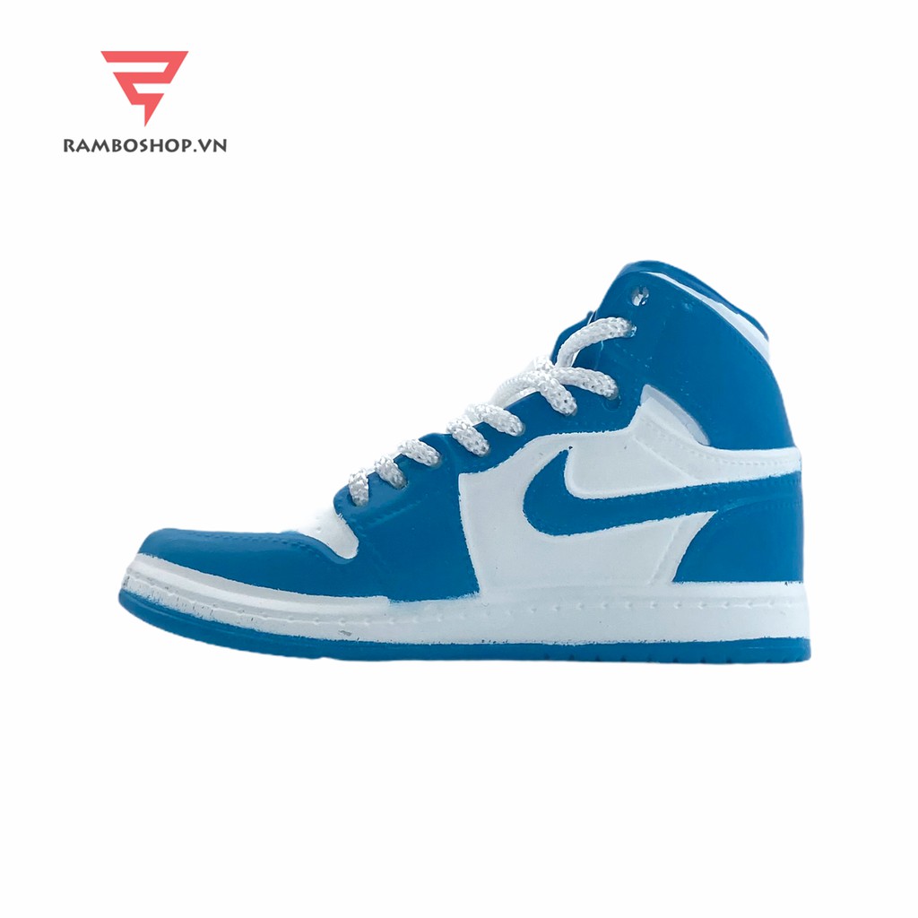 Móc khóa giày Jordan 1 Retro UNC tỉ lệ 1:6 J21