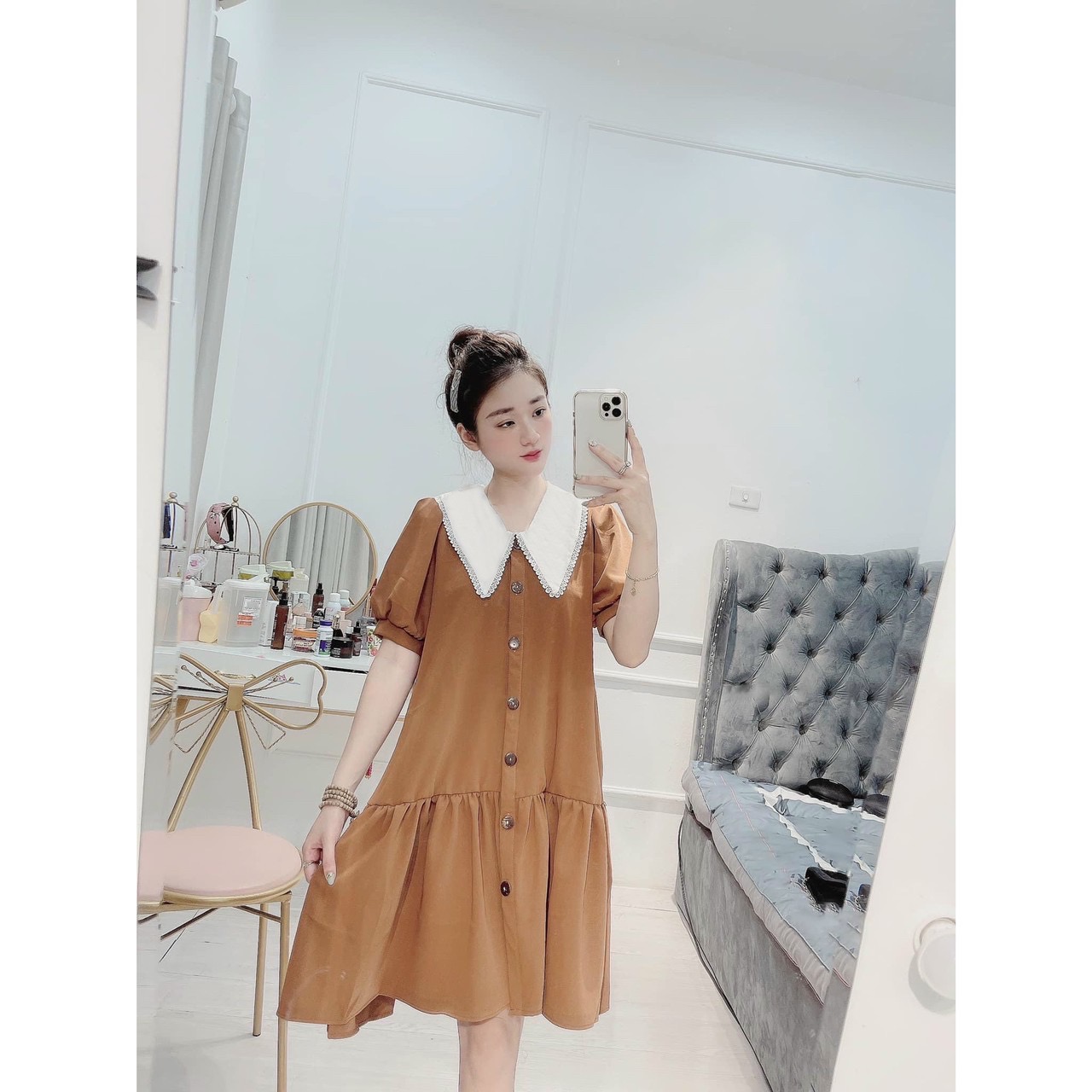 Đầm kem cổ trắng viền ren