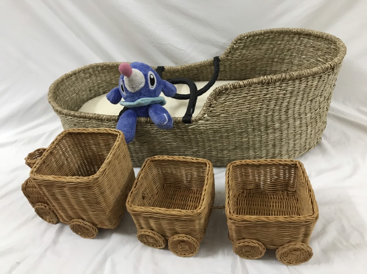 Nôi cói siêu xinh xắn dành cho em bé kích thước : Dài: 77 cm X Rộng: 42 cm X Cao 28 cm