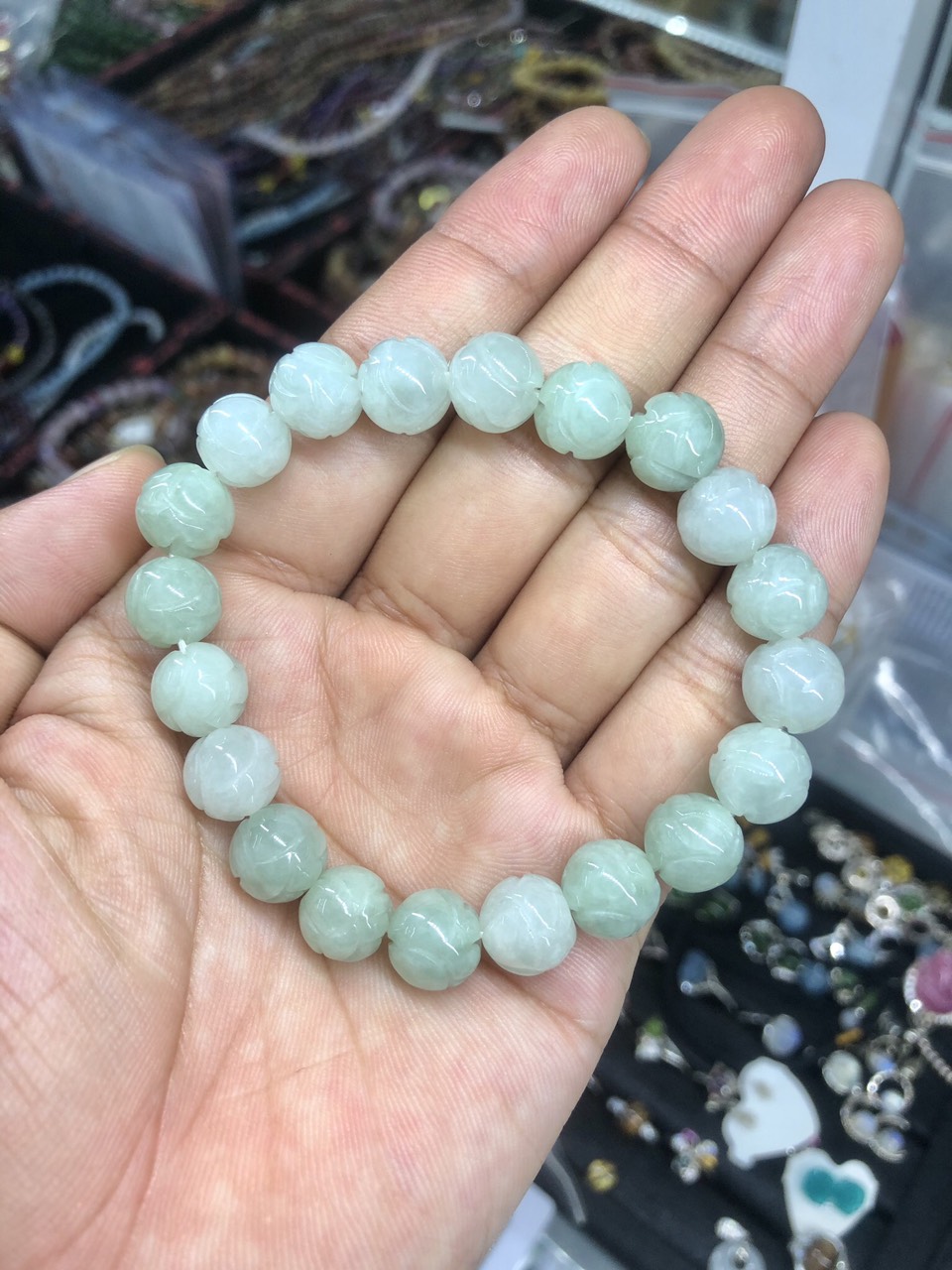 Vòng đeo tay, lắc tay chạm hoa sen phong thủy đá ngọc phỉ thúy