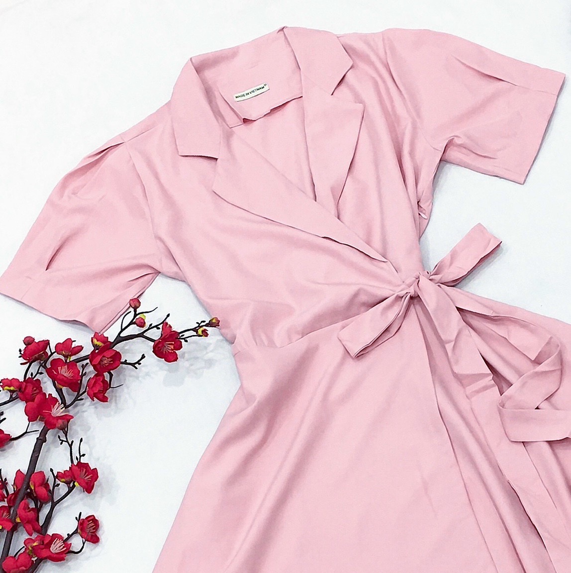 Đầm hồng cổ vest đắp tà