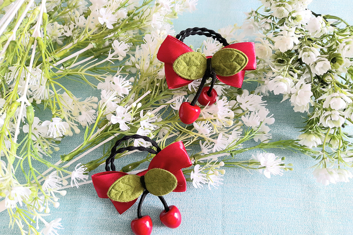 cột nơ tóc màu đỏ quả cherry