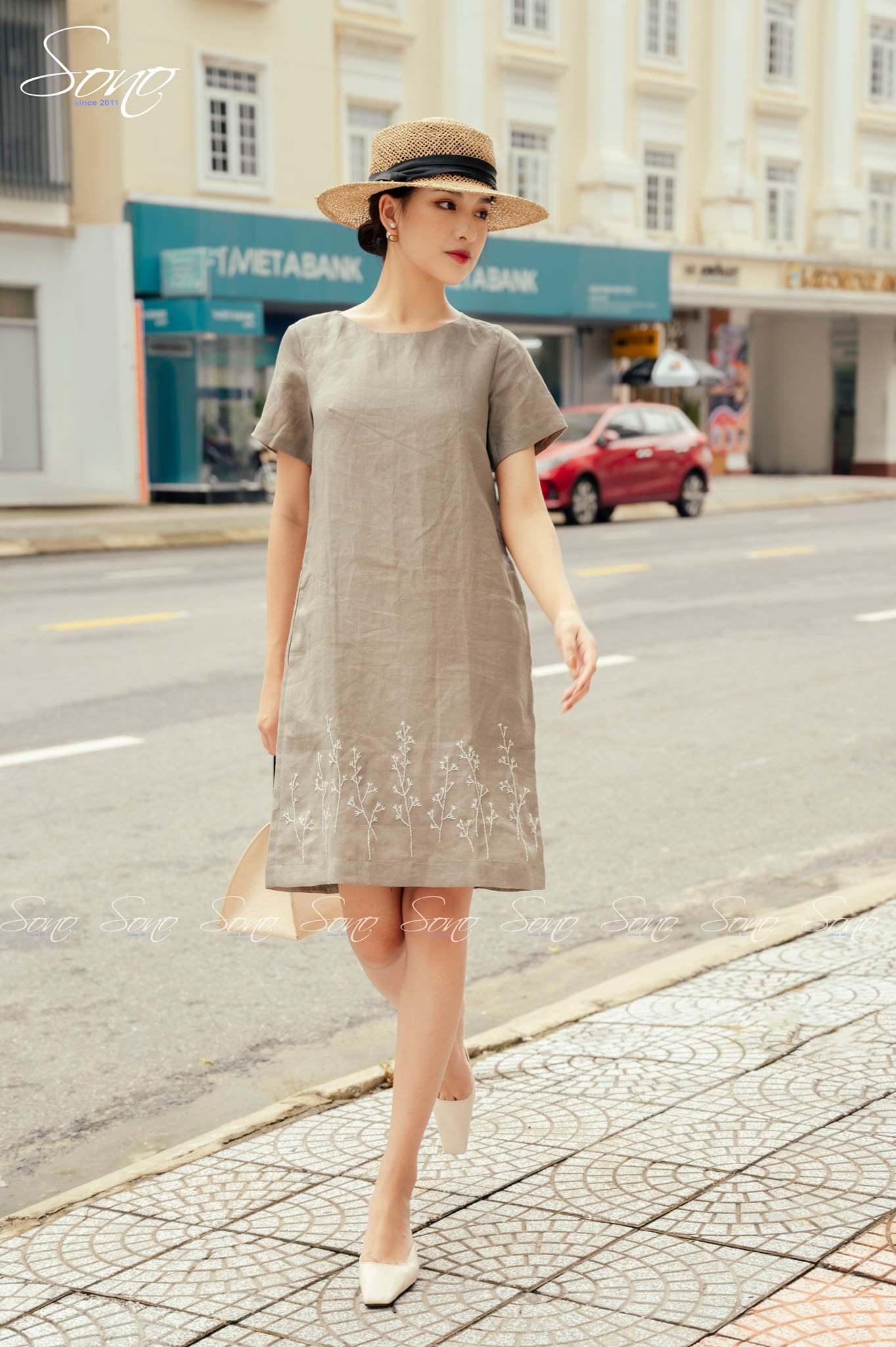 Đầm thêu hoa trắng