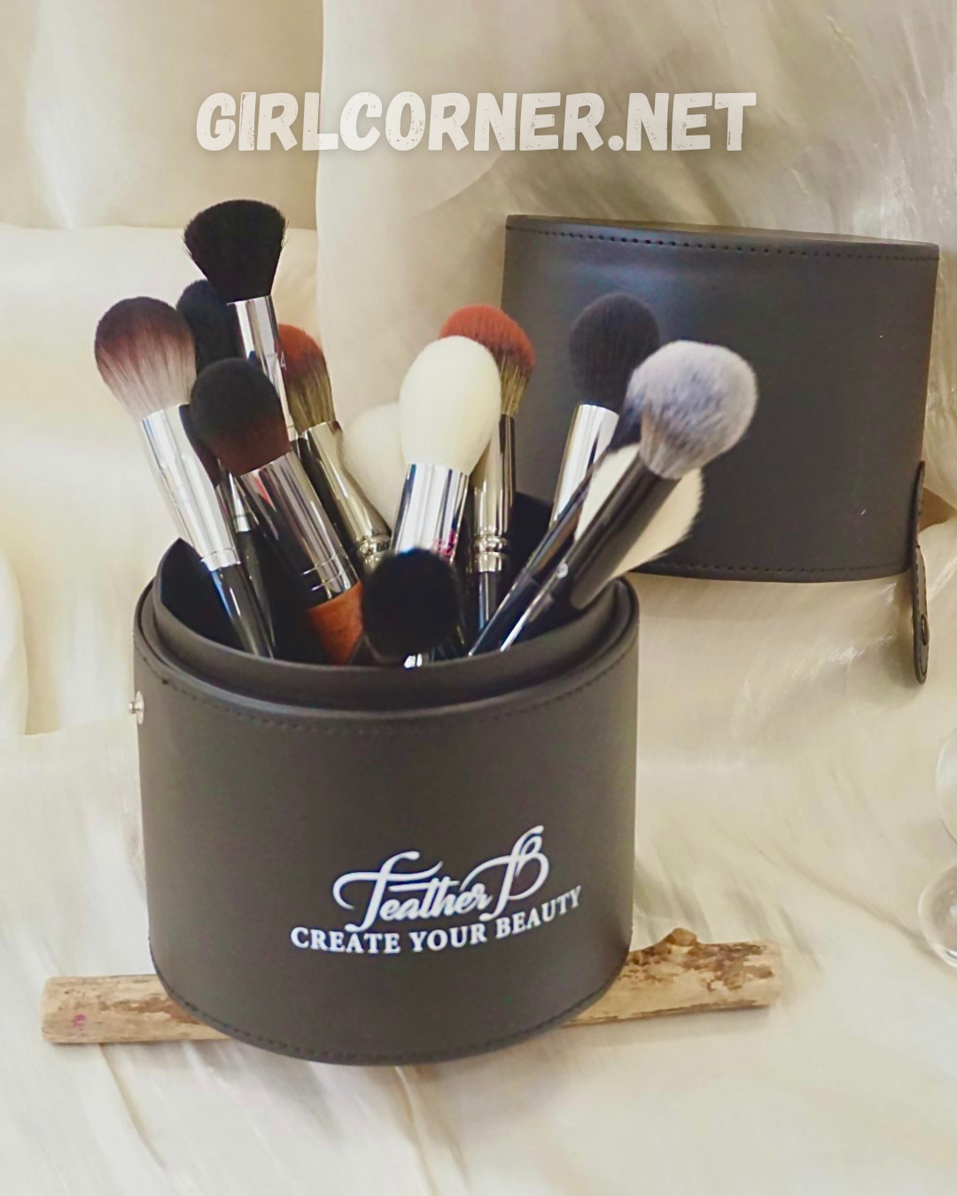 Ống đựng cọ trang điểm Feather B Holder Brushes