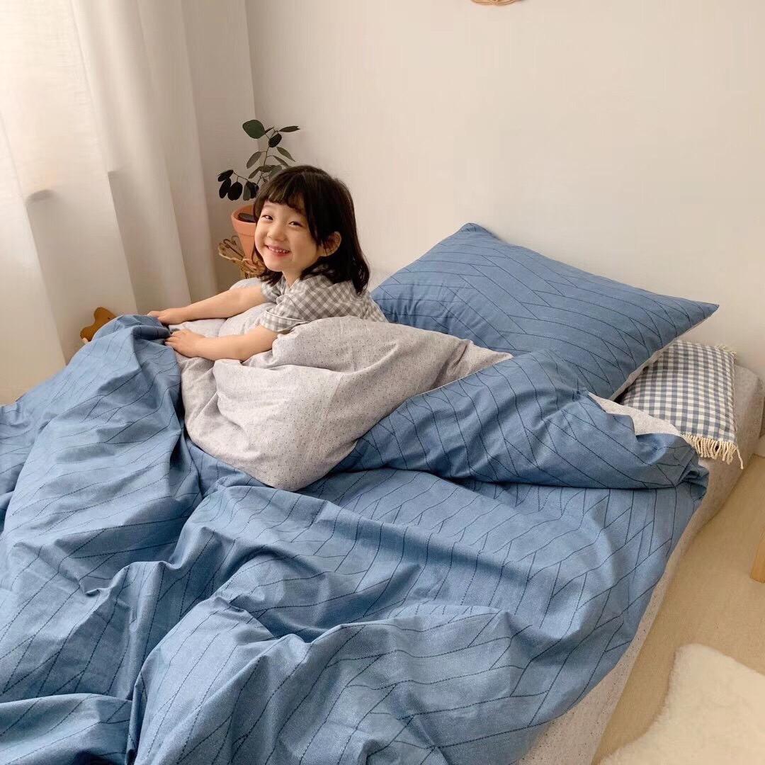 Bộ chăn ga gối phong cách Hàn Quốc kẻ chéo xanh bo chun đủ kích thước.