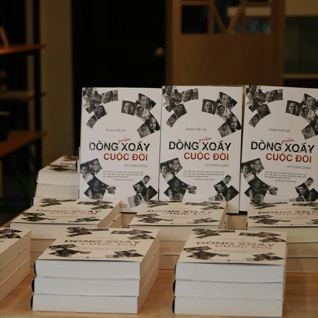 Sách - Giữa Dòng Xoáy Cuộc Đời