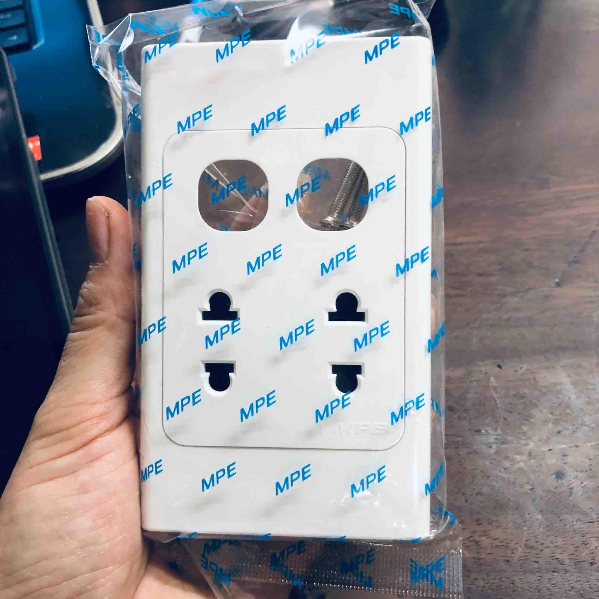 [HCM]Ổ cắm 2 + 2 lỗ MPE