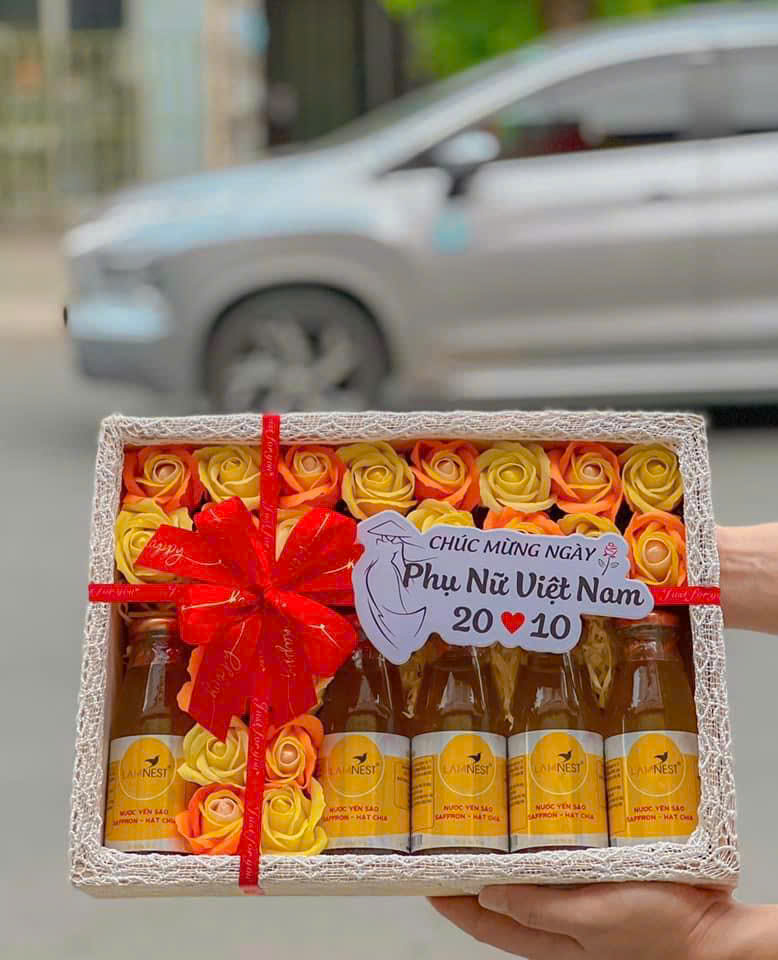 (CHỈ SHIP HỎA TỐC) khay quà tặng 20.10  20.11 gồm 5 hủ yến 185ml 10% yến ,thiệp,tag,túi mica