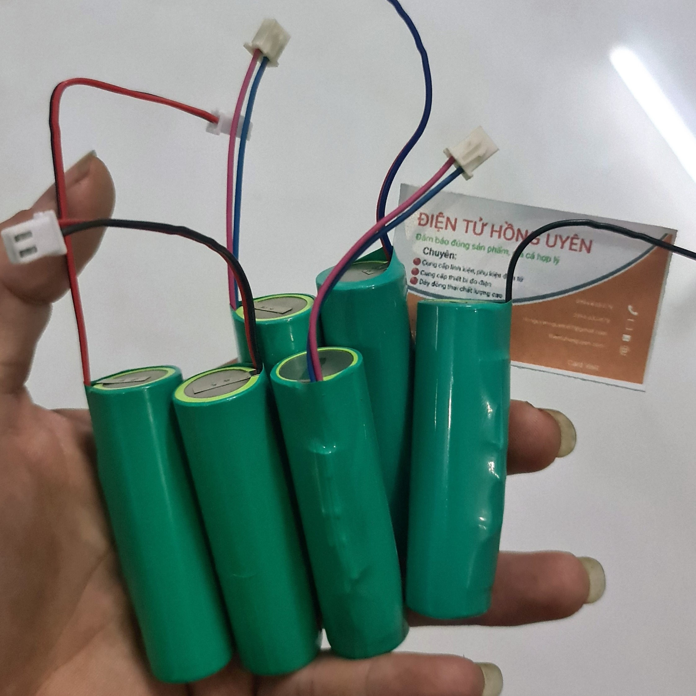 SL. Pin 4,2V 2600mAH - 20A. Pin 1S 3.7v-4.2v có mạch bảo vệ 1S 18650 siêu bền, dòng xả mạnh chuyên dùng cho loa, xe điều khiển, pin đèn, mô tơ.... và các thiết bị chạy pin từ 3V-4V khác.