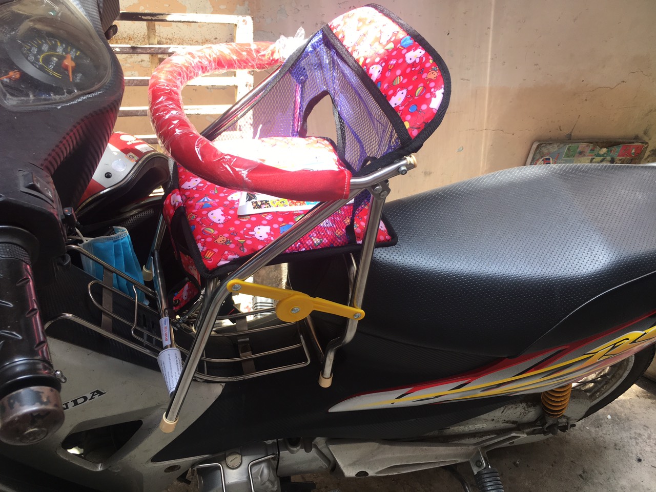 Ghế ngồi xe máy số bằng INOX / SẮT xếp gọn được có vòng sắt bảo vệ phía trước.