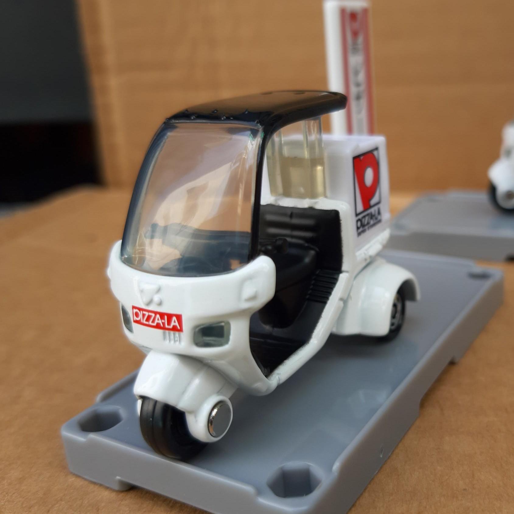 Xe mô hình tomica - xe chở bánh pizza màu trắng