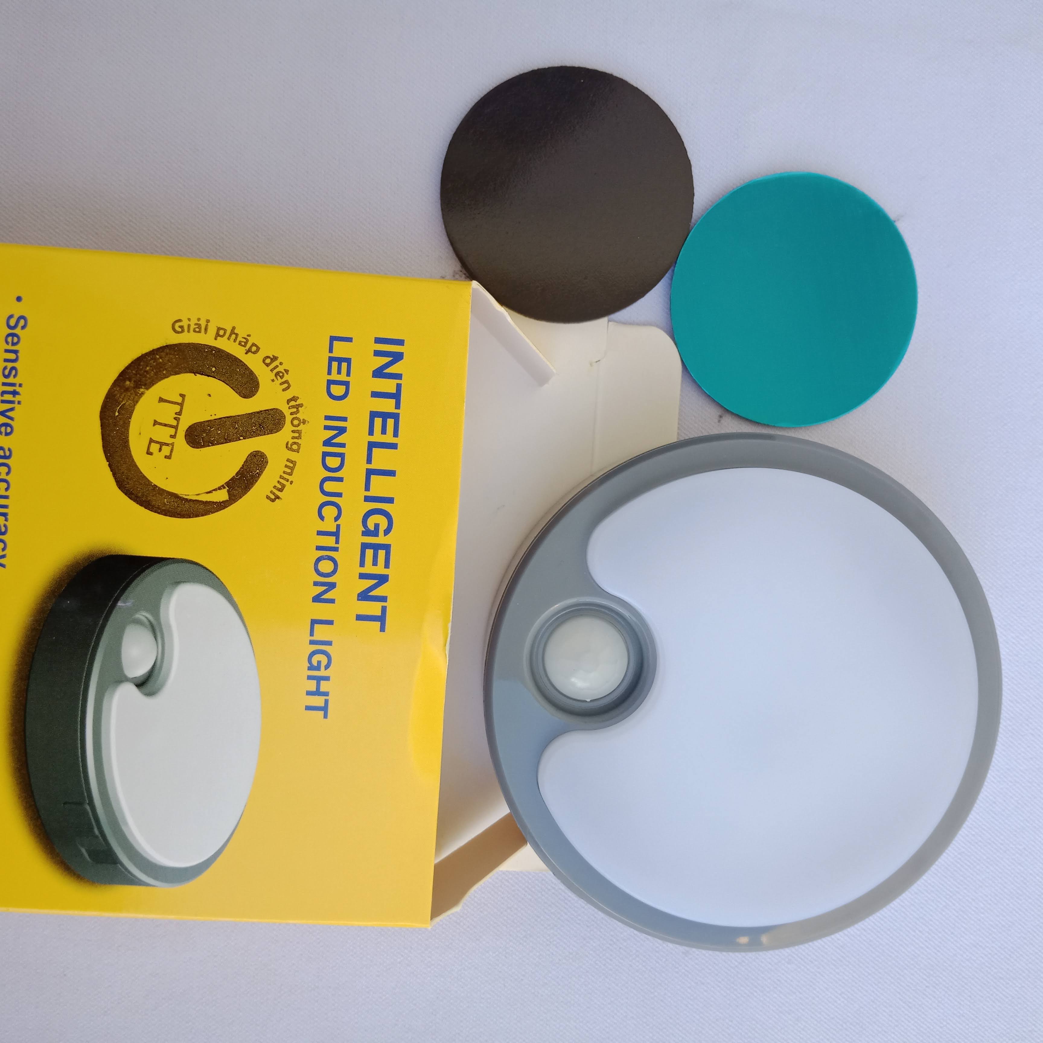 Đèn Led cảm ứng dán tường sử dụng PIN AAA, tự động chiếu sáng