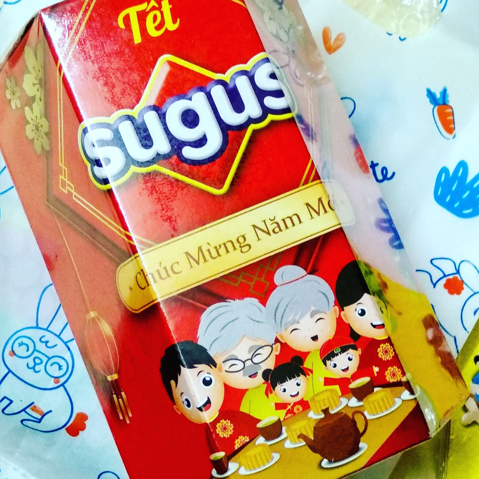 Kẹo Sugus hộp giấy lục giác.