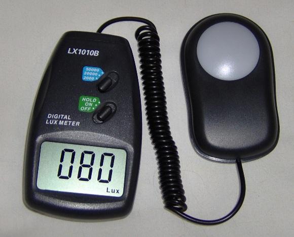 Máy đo cường độ ánh sáng  LX 1010B (Ghi đen/ ghi đỏ )