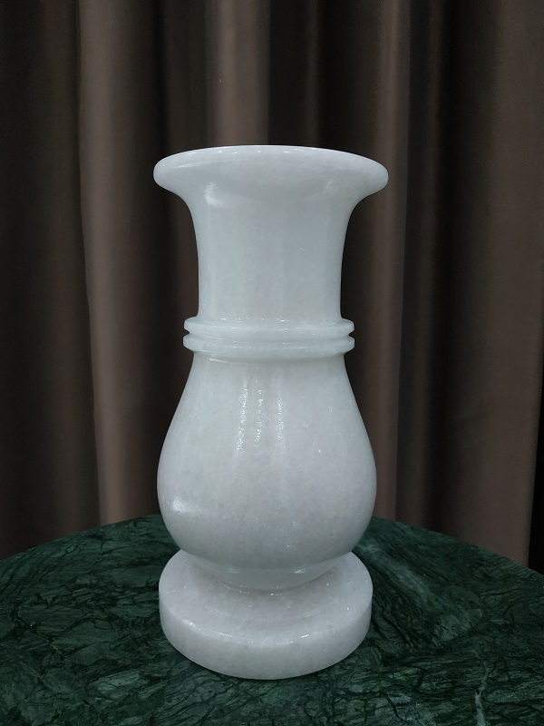 Lọ hoa bằng đá trắng
