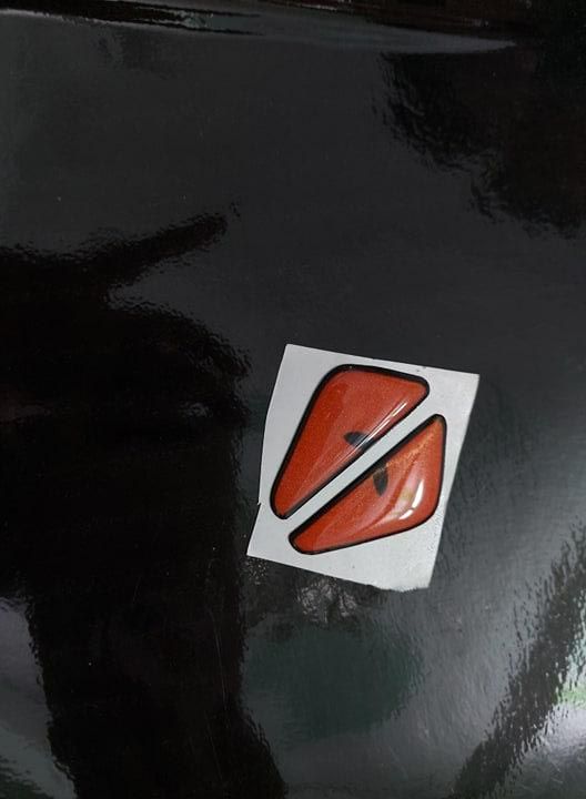 Tem logo mắt khủng long Fendi nổi phản quang