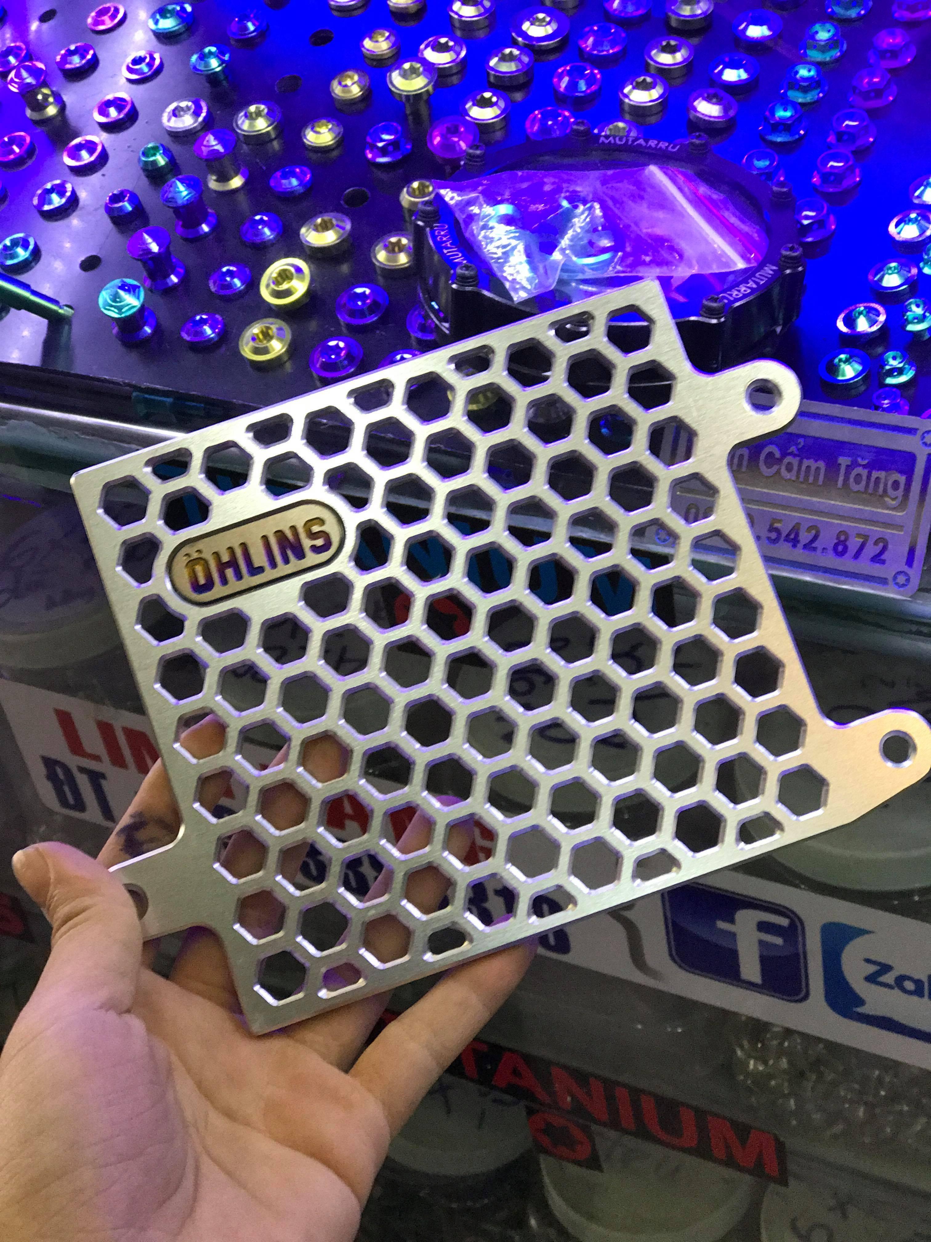 [HCM]Che két nước  gắn Vario  Click  Ab bao gồm tem Titan xịn Ohlins và 3 con ốc inox