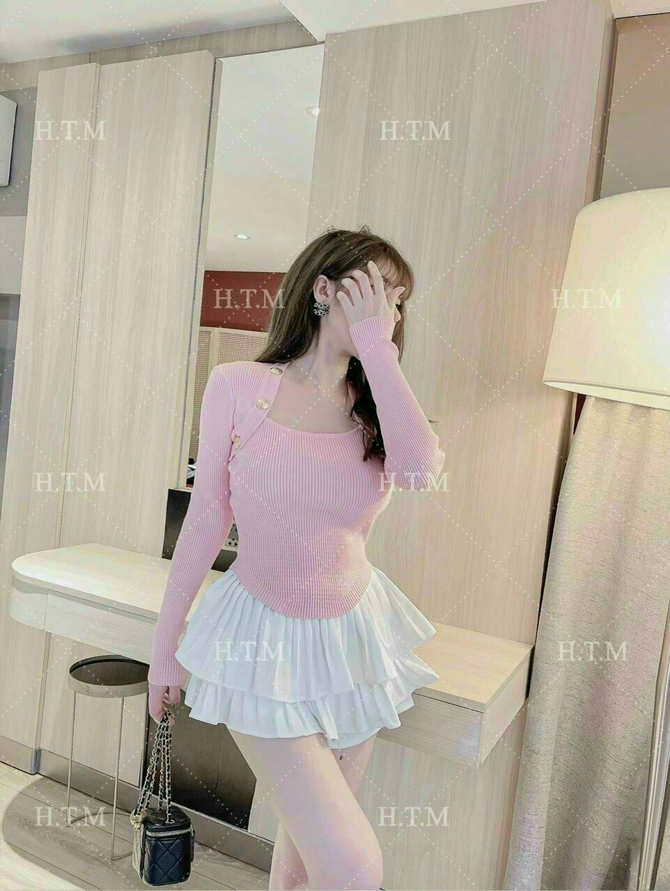 Áo kiểu cổ vuông đóng nút siêu hot.