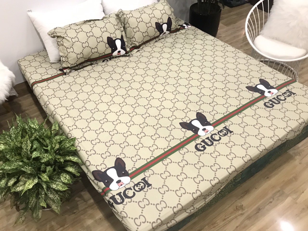 Set Ga Gối Cotton Poly Mẫu Chó Gucci P14 ( gồm 1 ga + 2 vỏ gối )