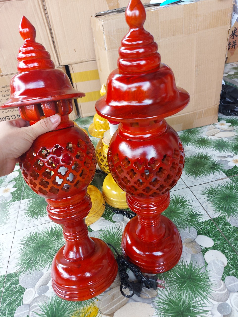 cặp đèn thờ gỗ xà cừ cao 48 cm