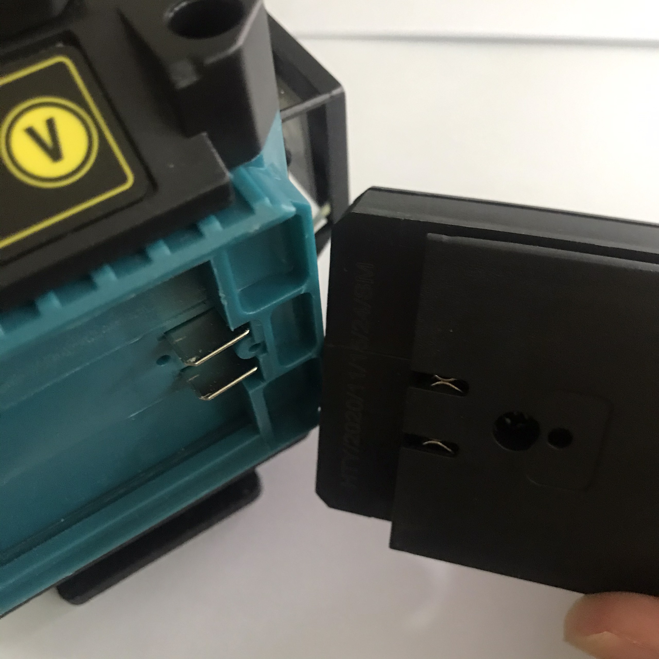Pin máy cân mực laser 2 chấu (Dùng được cho loại 5 tia và 12 tia)
