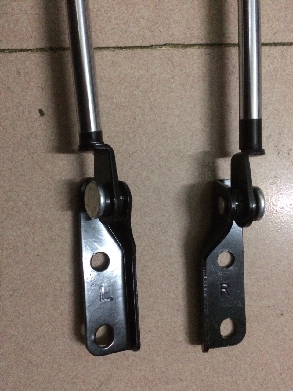 Ty chống cốp sau Zace (Bán theo chiếc, Có Vế ) OEM