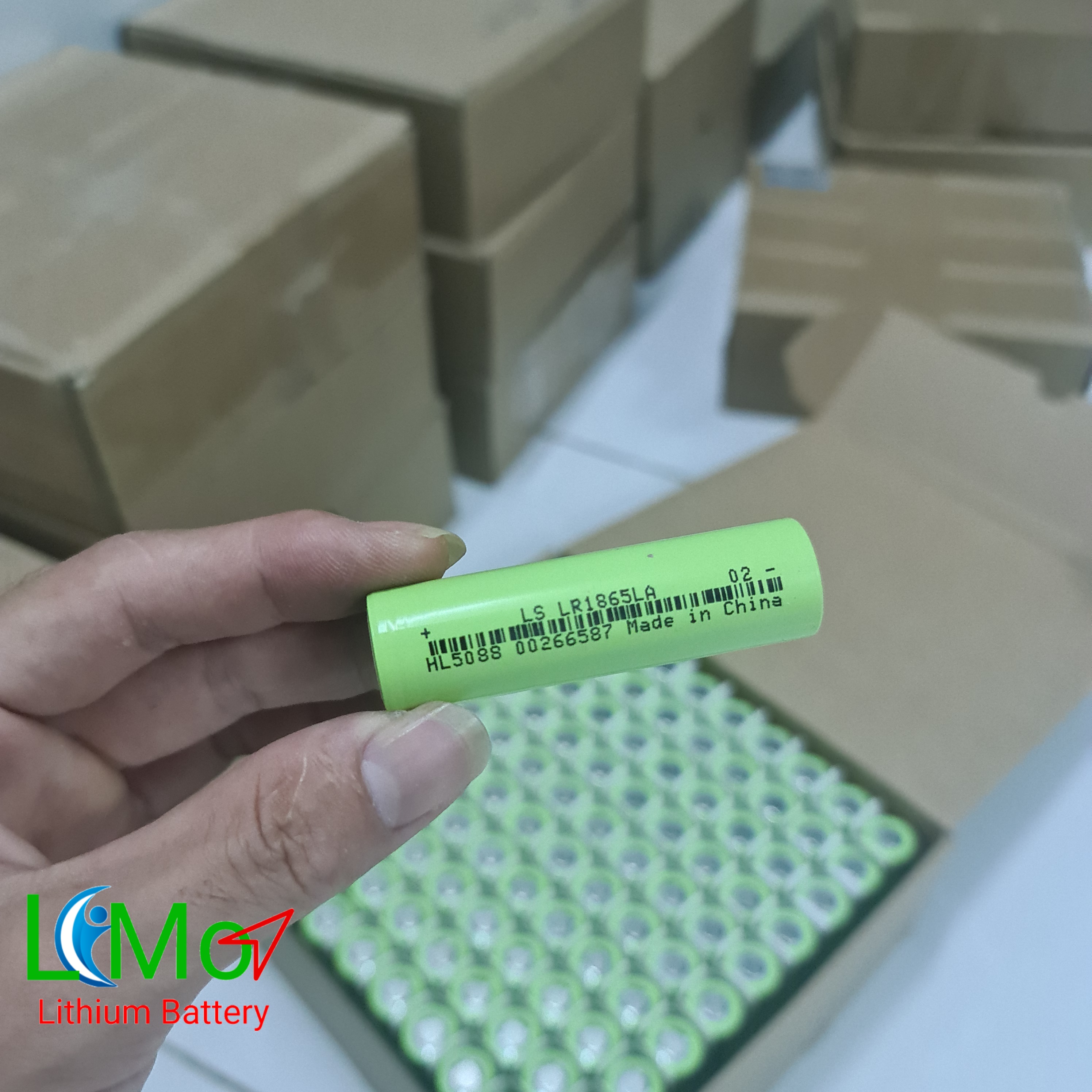 Pin Lishen xanh NEW xả 20A. Dung lượng chuẩn 2000mAH. Chuyên dùng đóng khối pin máy khoan, máy cắt mài cầm tay, loa bluetooth và các thiết bị yêu cầu dòng xả cao. Pin sạc 18650 Lithium ion - LIMO