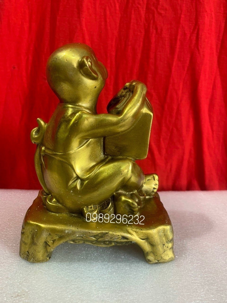 Tượng Khỉ ôm ấn bằng đồng vàng - Khỉ ôm ấn phong thuỷ