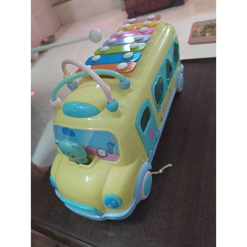 Xe bus thả hình phát nhạc
