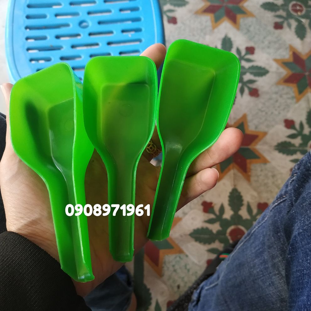 Muỗng múc sâu, bột, thức ăn cho vào lồng chim