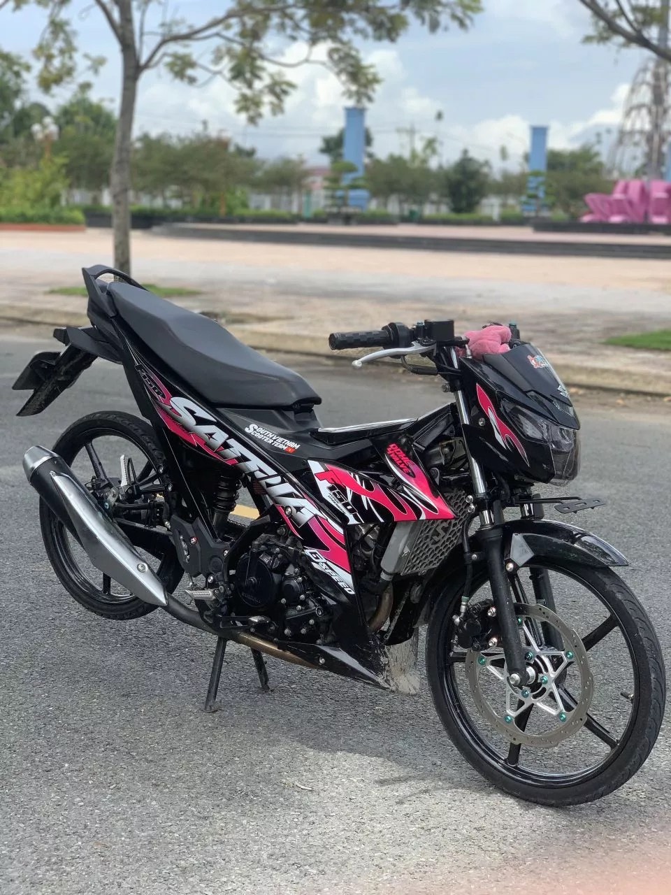 Tem Rời Satria mẫu lửa màu đen hồng trắng