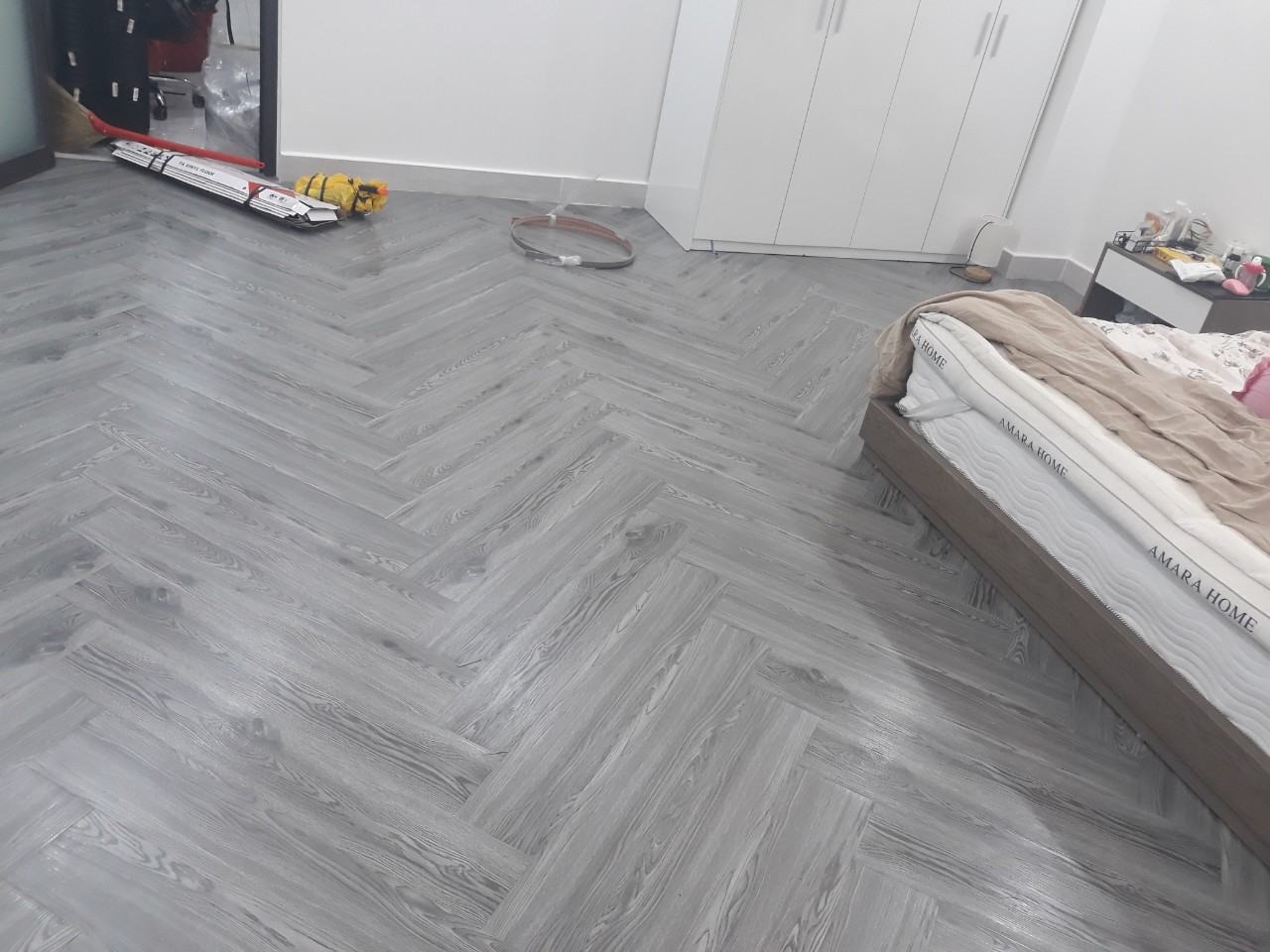 Tấm sàn nhựa giả vân gỗ có sẵn keo bóc dán giá tại kho hcm