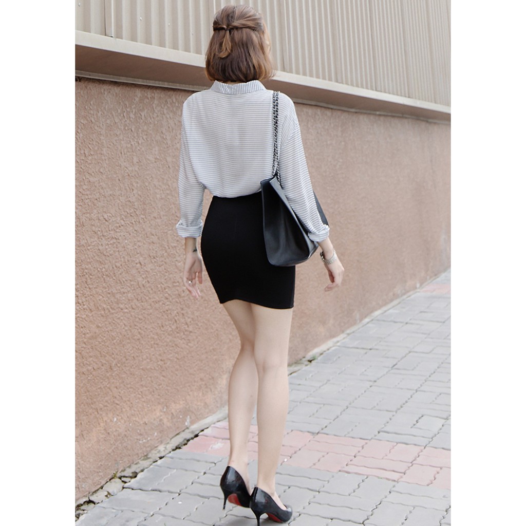 Chân váy ngắn xẻ trước thời trang