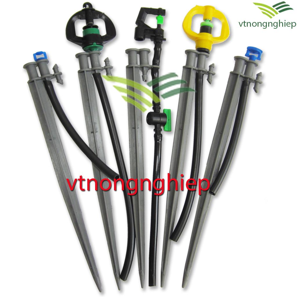 100 Cây cắm béc tưới 23cm, Phần thân hình trụ thập, được đúc nhọn dễ dàng cắm sâu xuống nền đất trồng, sử dụng cho hệ thống tưới tự động, tưới tiết kiệm, tưới gốc các loại cây lâu năm, cây ăn trái.