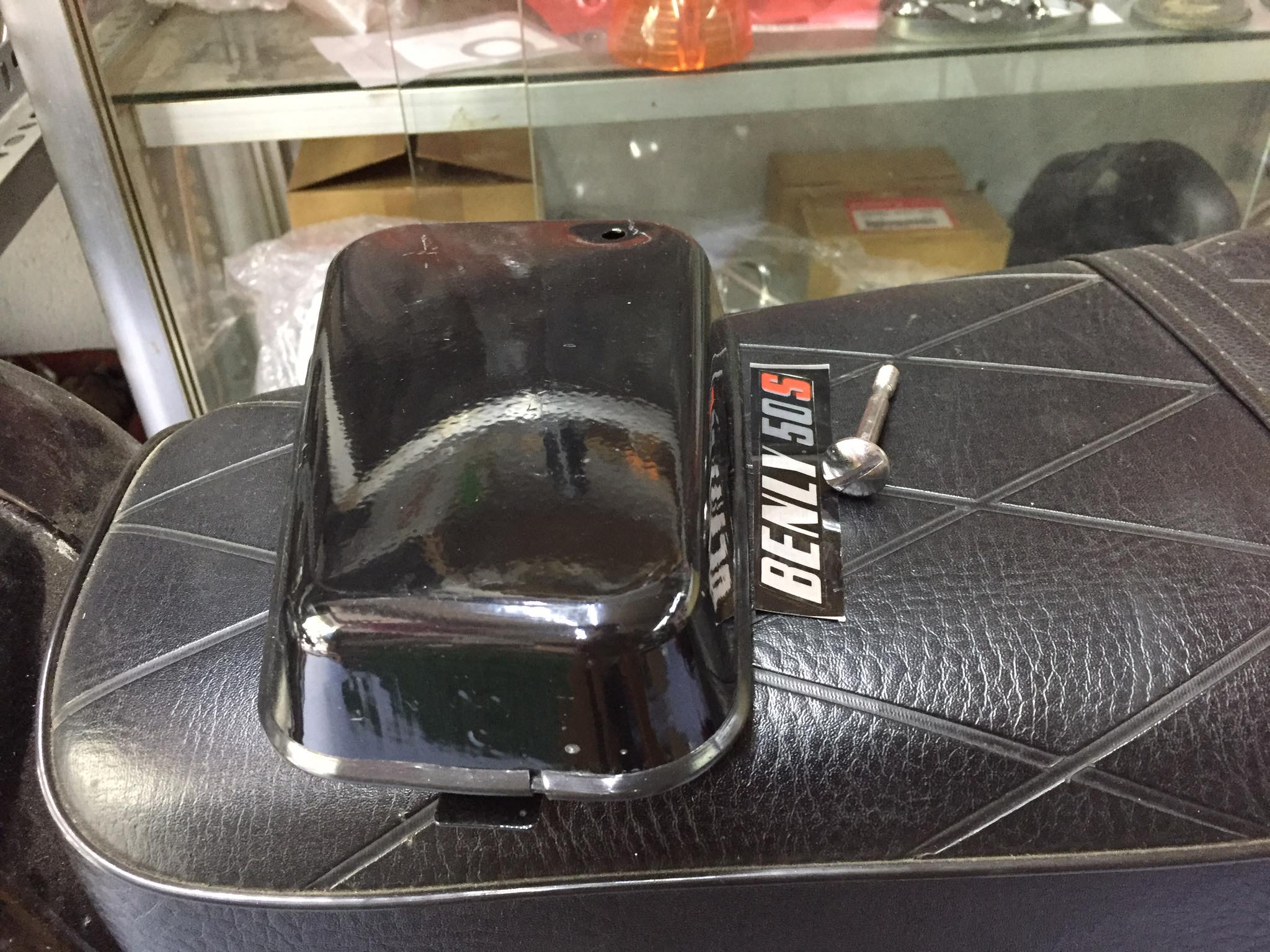 nắp cốp (nắp học bình) honda CL-Cds- sơn đen -tem +óc đầy đủ
