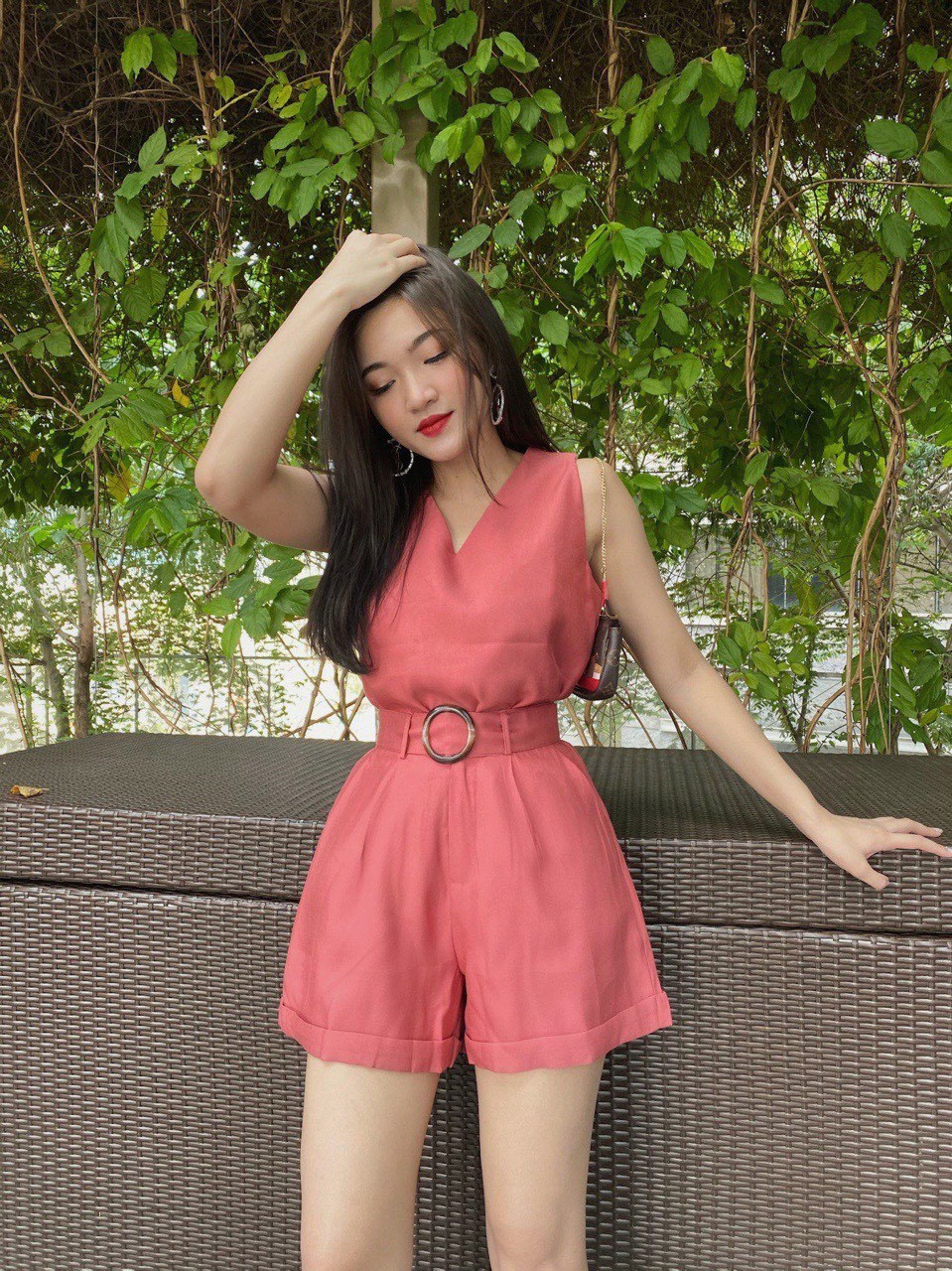 Jumpsuit sát nách cổ V khoen eo đũi-QH