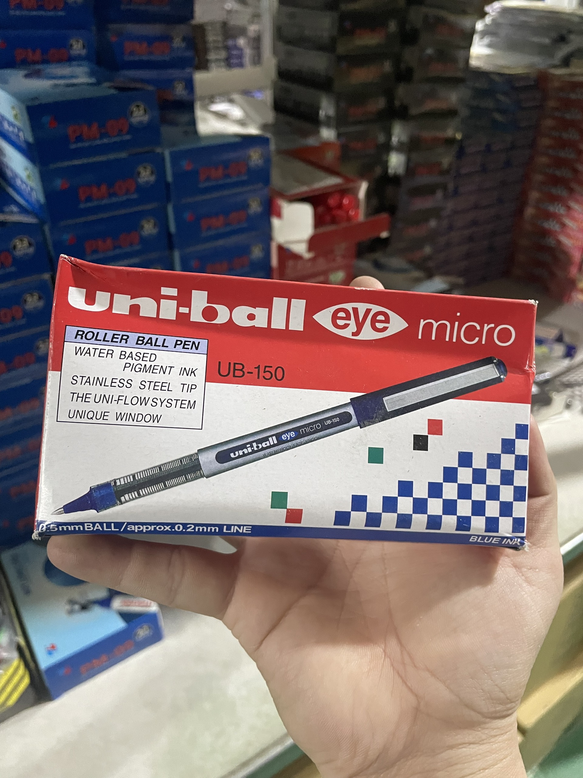 Bút bi mực nước uniball eye ub-150