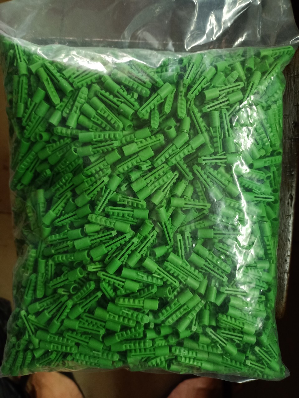 Bịch 1 kg tắc kê nhựa râu xanh