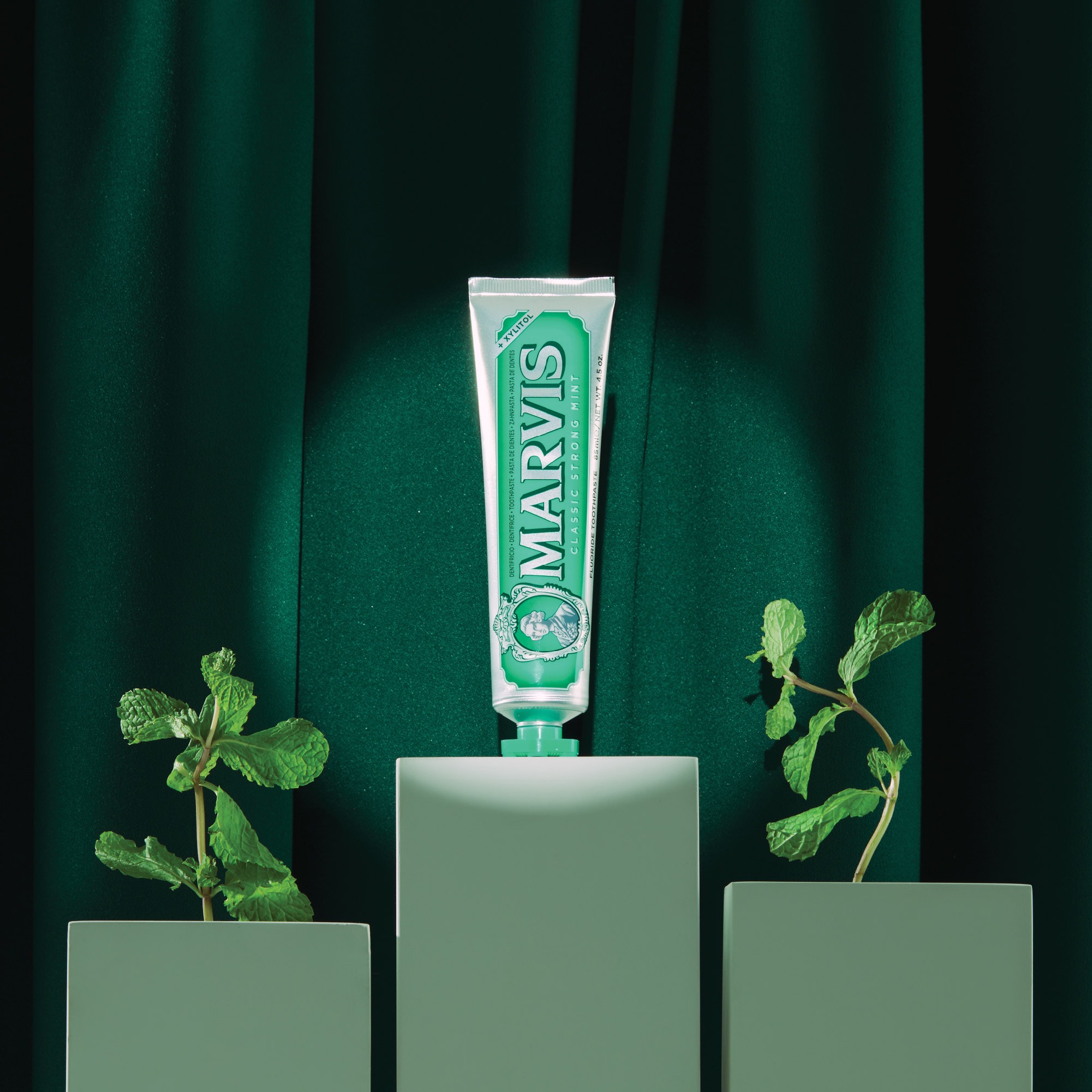kem đánh răng Marvis Class Strong Mint 85ml