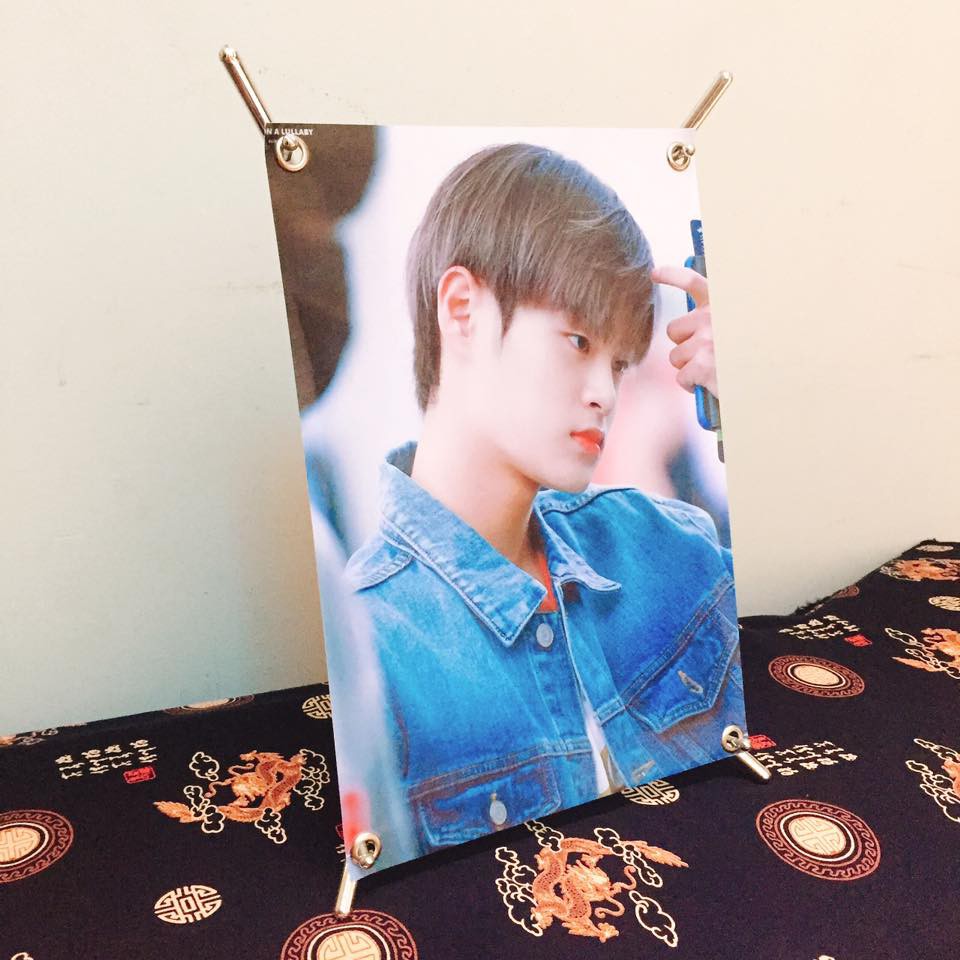 Khung standee chữ X mini size A4 để bàn