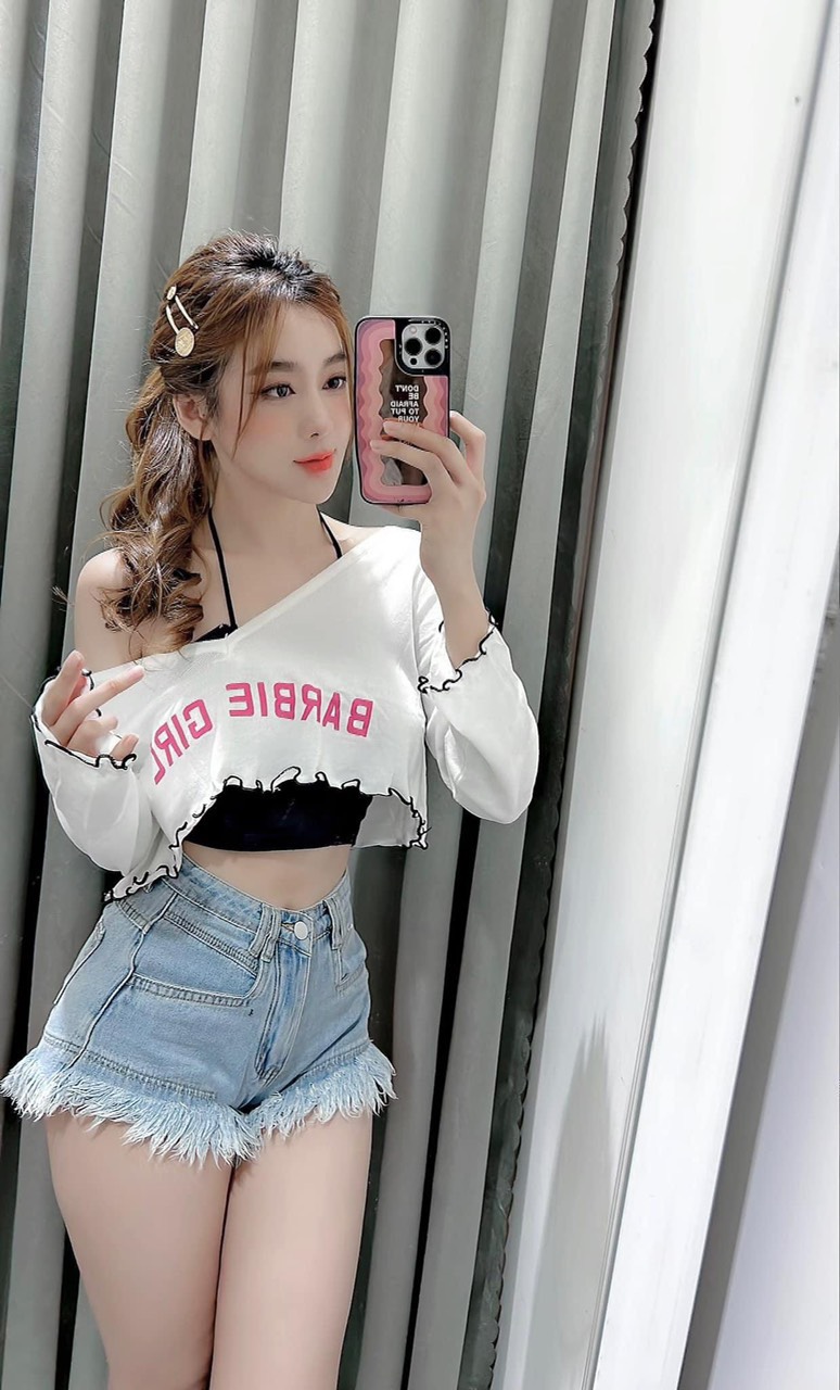 Bộ Áo Croptop Chạy Viền Barbie Áo Yếm Nữ Kèm Áo Trong In Chữ - Set Áo Crt Nữ Dài Tay 2 Màu capnhatxuhuong