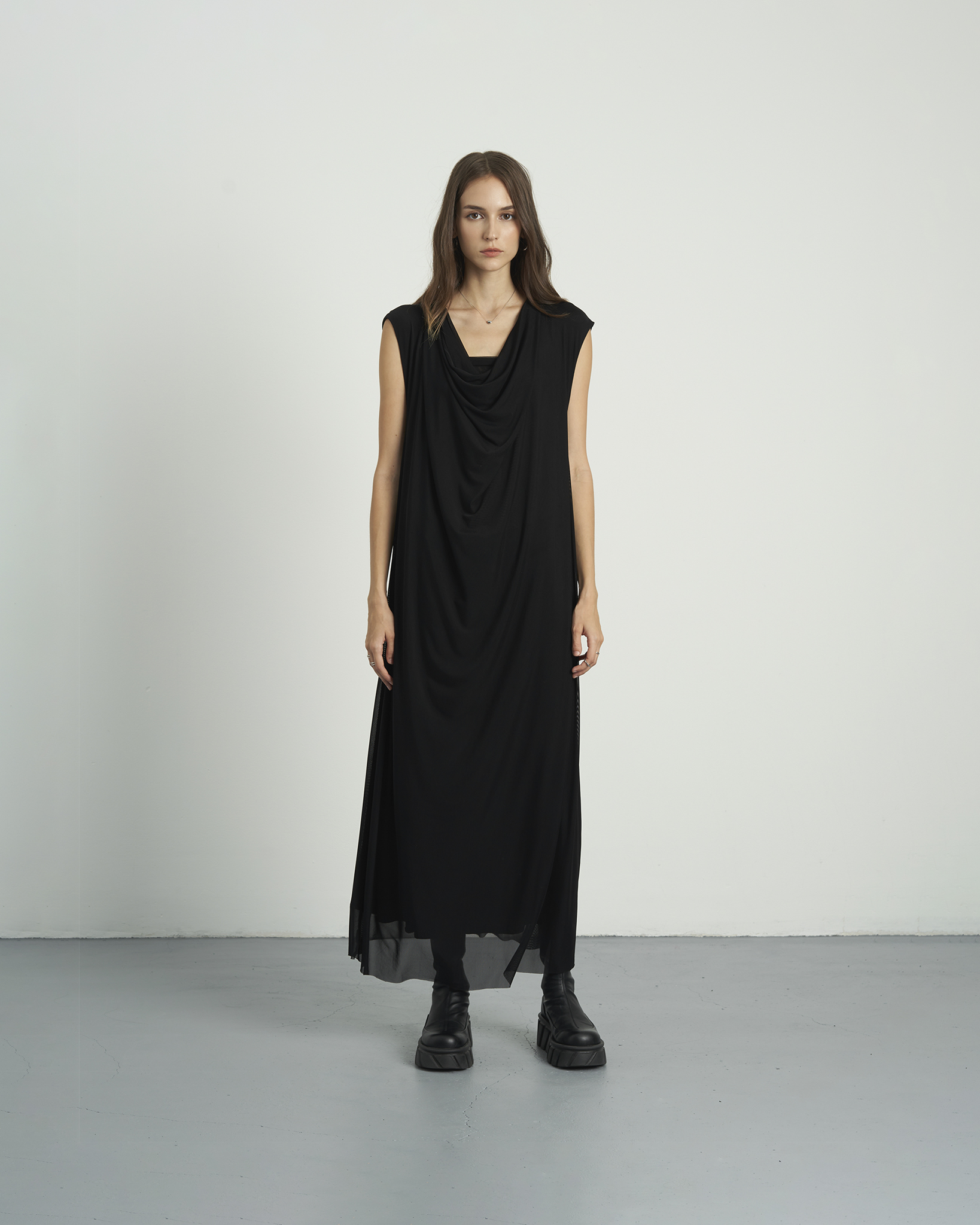 Đầm nữ maxi đen phom suông cổ đổ KHÂU BY CQ Isobelle Maxi