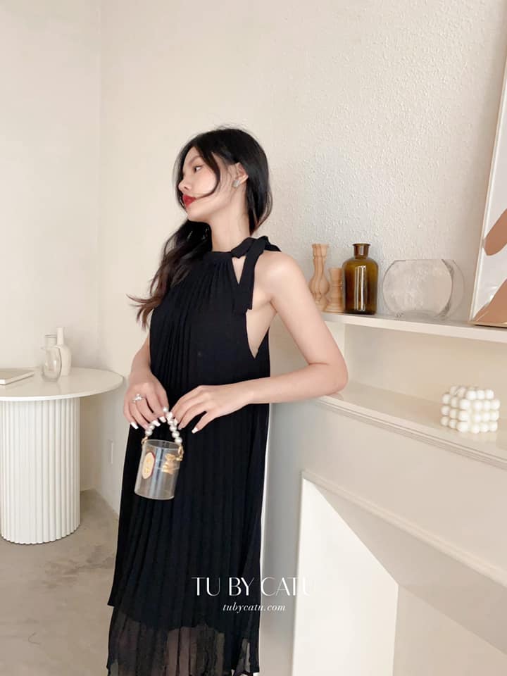 TUBYCATU | Đầm yếm đen xếp ly cột nơ cổ