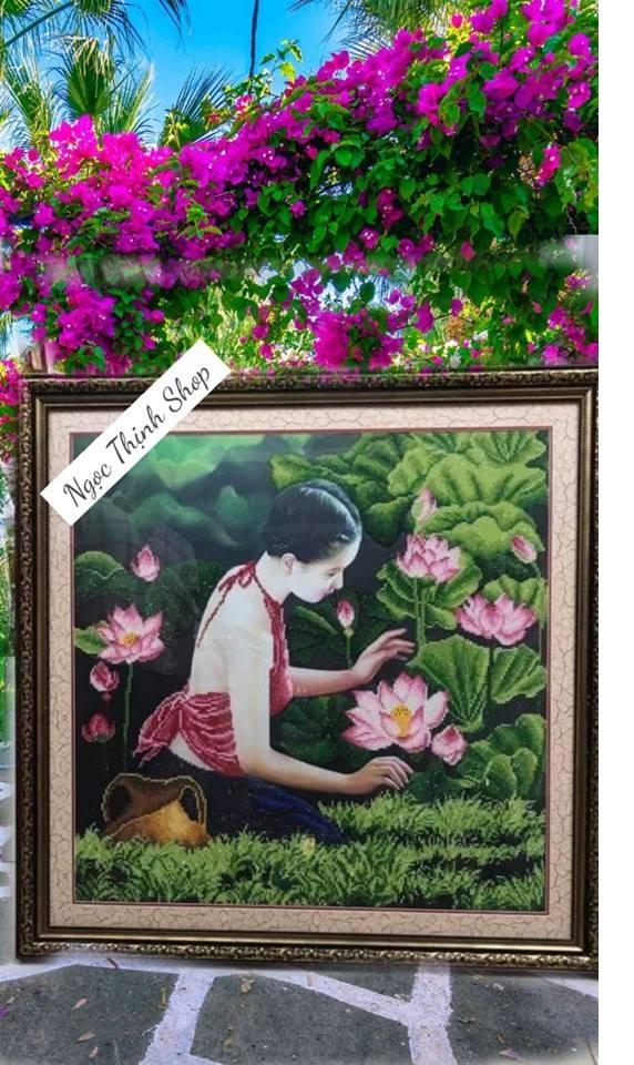 Tranh thêu chữ thập 6D- Thiếu Nữ Bên Hoa Sen 53406