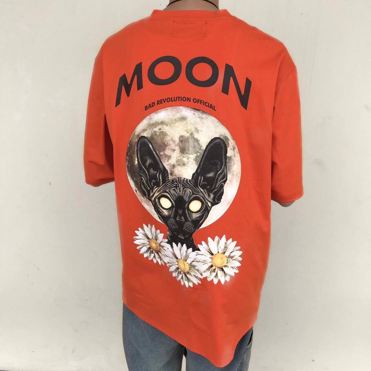 Áo Thun Form Rộng In Chữ MOON Kết Hợp Hình Chú Chó Ngoài Hành Tinh Độc Đáo TTSL0156