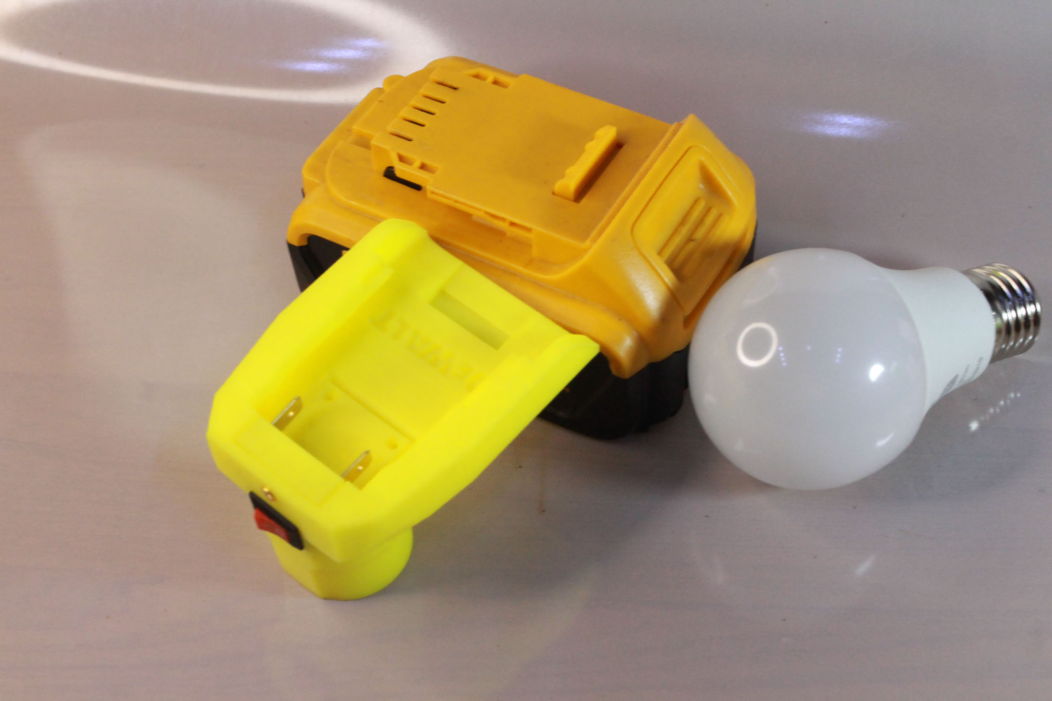 Đế đèn led thắp sáng dùng pin Dewalt 20v