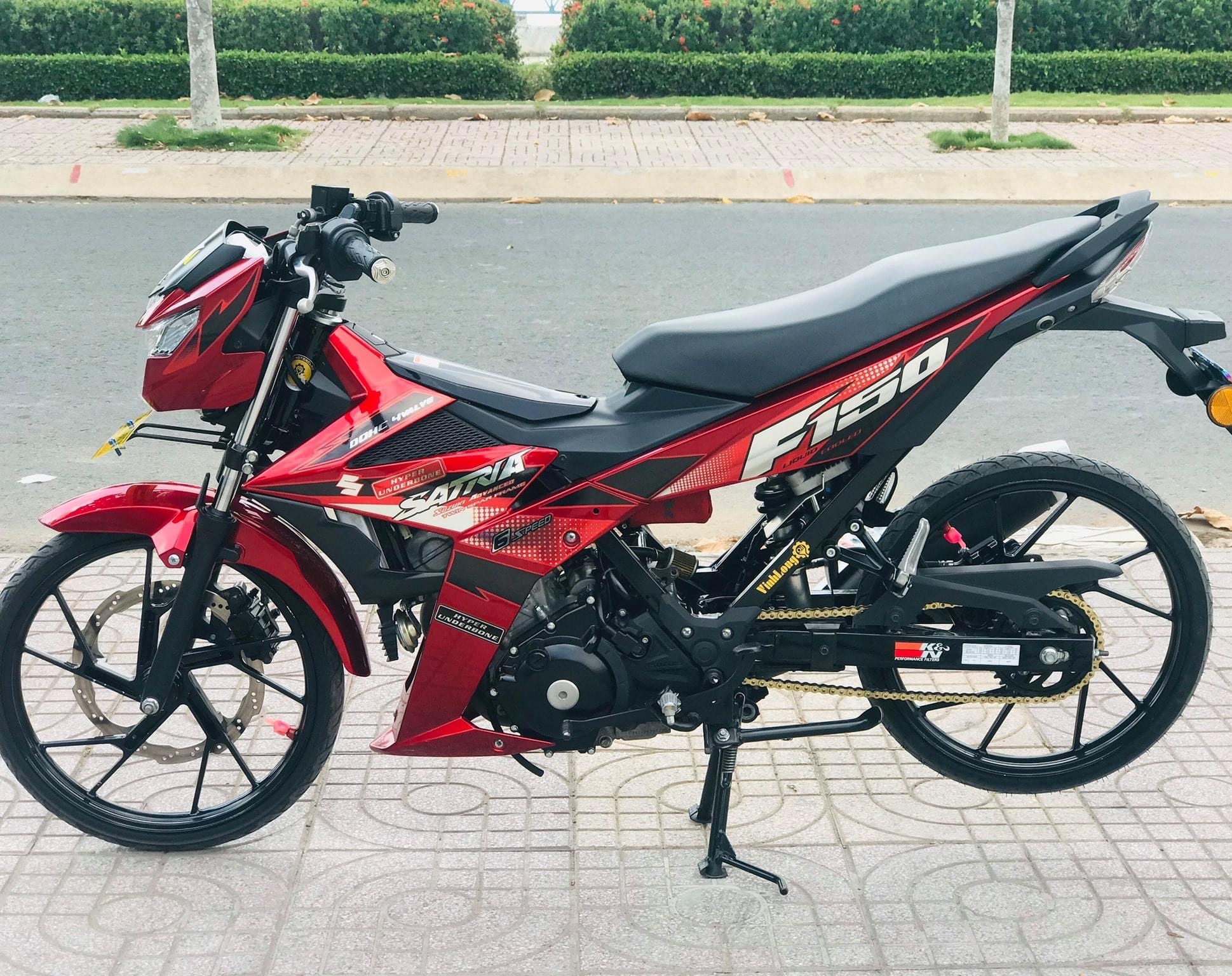 Tem xe satria fi crom dán xe đỏ