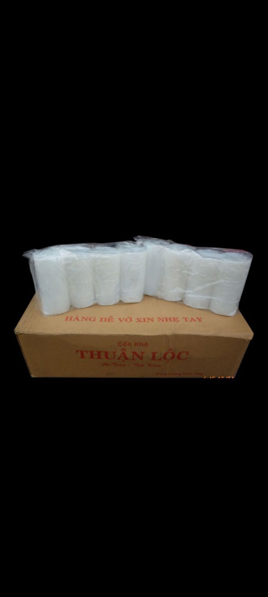 [HCM] 1kg cồn khô loại 1, viên tròn, trong suốt, đóng gói trong bao bì nhựa, đặt trên lá cây xanh, nền gỗ.